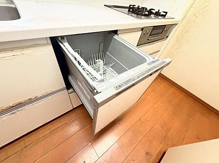 《食器洗い乾燥機》忙しいパパママの味方、食器洗い乾燥機。家事の負担がグッと減ります。手荒れ防止にも。
