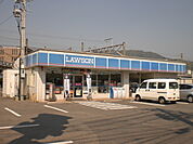 コンビニ「ファミリーマートJR亀川駅前店まで314m」