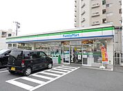 ファミリーマート(140m)