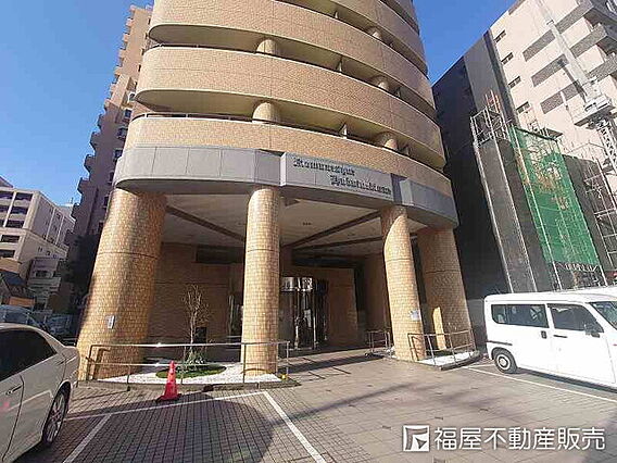 周辺は商業施設...