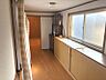その他：渡り廊下には扉付収納があり収納容量バツグン