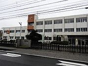 亀山市立亀山東小学校（744m）