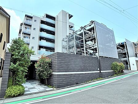 閑静な住宅街に佇み重厚感のあるエントランスです