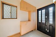 広々とした空間の玄関でございます。※本画像は入居者様の家具をCGで消した画像であり、現況と異なる可能性がございます。
