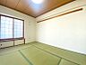 その他：6帖の和室でございます。出窓に地袋もあります。