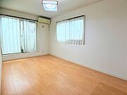 7．5帖洋室は南面バルコニーに面する明るいお部屋