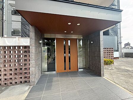 洗練されたデザインのエントランスが、訪れる人を温かく迎え入れます。セキュリティにも配慮された空間で、安心の新生活をスタートできます。
