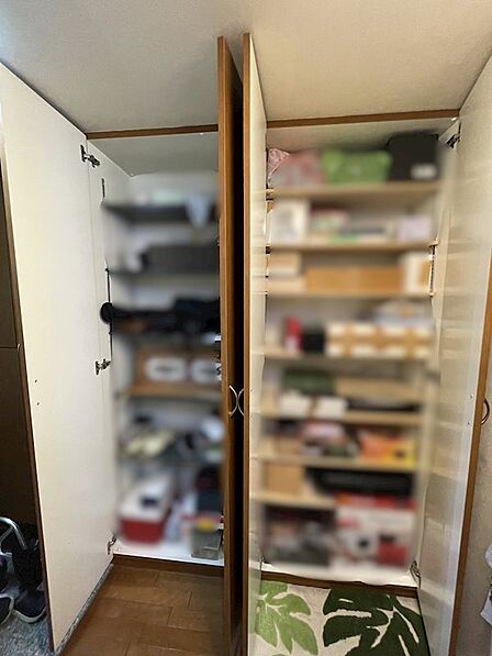 収納力のある可動棚付きのクローゼットで、生活用品をすっきり整理できます。お部屋を広く使いたい方に嬉しい設備です。