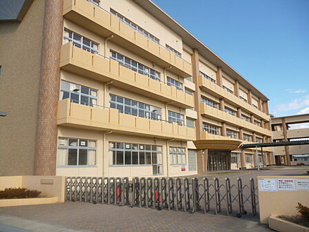 稲沢市立稲沢東小学校（1045m）
