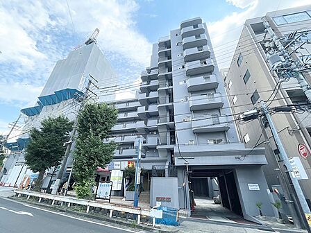 都会的な雰囲気を纏う外観。暮らしやすい環境が整っています。