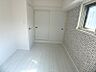 その他：明るい白を基調とした居室は、窓からの採光と奥の収納が魅力。壁の一面にあしらわれたレンガ調の壁が、空間にさりげない個性を添えます。