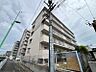 外観：住居が連なる落ち着いた街並み。空が広く、開放感のある住環境です。暮らしやすい場所で新生活を始めてみませんか。