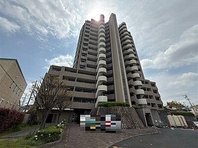 外観:空の広さを感じる高層マンション。開放的なバルコニーが建物のデザインに個性を添えています。日差しが降り注ぐ心地よい住環境です。 外観:空の広さを感じる高層マンション。開放的なバルコニーが建物のデザインに個性を添えています。日差しが降り注ぐ心地よい住環境です。