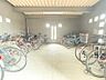 駐車場：屋根付きの駐輪場を完備。雨の日も大切な自転車が濡れにくく、日々のお買い物やお出かけにも便利です。