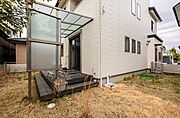 【庭】南側にある庭です。洗濯干しスペースには屋根がございますので、雨の日でも干せます。