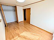 2階洋室。約6.8帖