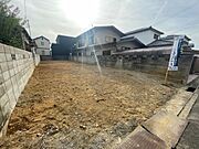 「現地写真」約６０坪のガーデニングやＢＢＱも楽しめる広々敷地です。ぜひ現地とご一緒にお近くのモデルハウスをご見学ください。