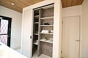 「ユニハウス施工写真」キッチン背面のパントリー。お好みの高さに調整できるので効率よく収納できます。
