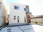 「ユニハウス施工写真」落ち着いたツートーンの外壁を採用。シックでお洒落な外観に仕上げました。
