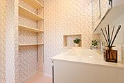 (ユニハウス施工写真)洗面室の可動棚には洗濯物やバスタオル・衣類等を収納できます。