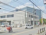 大船郵便局 徒歩8分。郵便局 580m