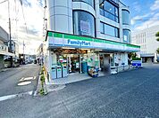 ファミリーマート大船駅北店 徒歩14分。徒歩10分。コンビニ 1070m