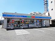 ローソン藤沢朝日町店 徒歩3分。コンビニ 240m