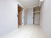1階の4帖の洋室です。ライフスタイルによって色々な使い方ができます。