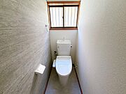 温水洗浄便座です。窓も付いているので空気の入れ替えもでき清潔に保てます♪