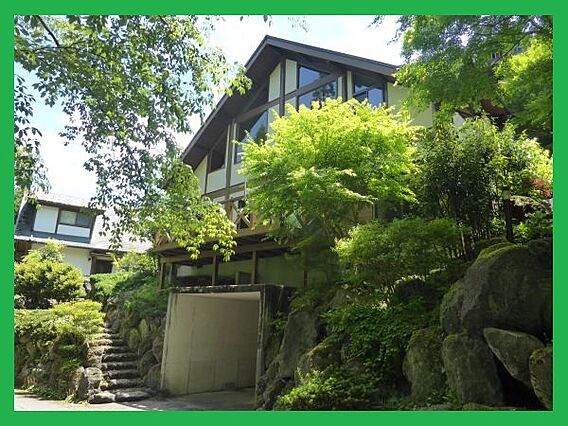 閑静な温泉別荘...