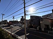 バルコニーからの眺望。前面が道路のため、陽当たり良好です。