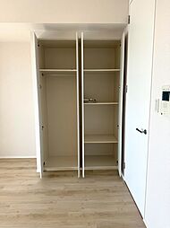 居室内に設けられた収納スペースで室内をすっきり保てます