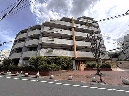 2002年築、総戸数61戸のマンションです。