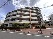 2002年築、総戸数61戸のマンションです。