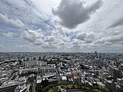 寝室からも空と街並みを望める贅沢な眺望。朝夕の景色が、穏やかな時間を演出します。