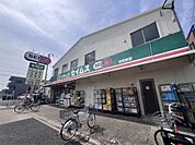 ドラッグセイムス 谷在家店（595m）