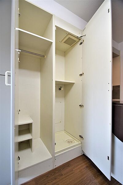 画像8:キッチン横の収納の中には洗濯機置き場が内包されております。