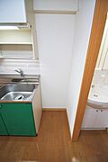 キッチンは４．５帖、冷蔵庫を設置するスペースもあります。