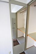 クローゼットには大きな鏡がついており、身だしなみを整える際に便利です。
