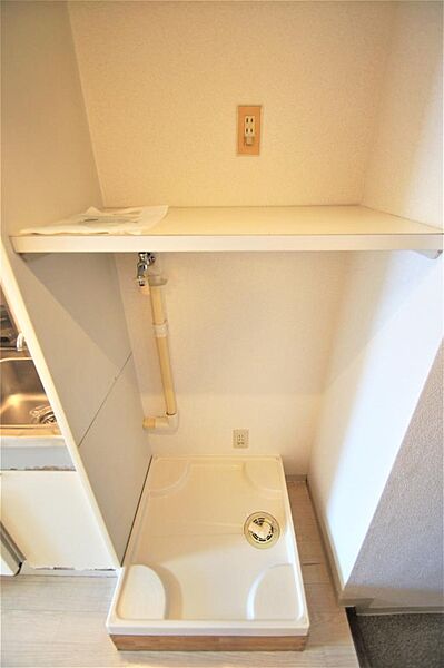 画像14:キッチン横には洗濯機置き場があります。防水パンは備え付けです。