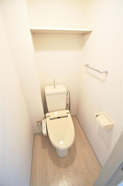 画像16:トイレは温水洗浄機能付きです