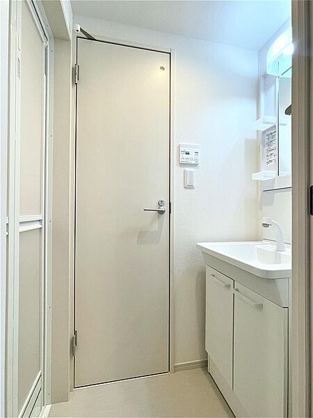 画像18:洗面所、人気のシャワー付き洗面化粧台です。身だしなみを整える際に便利です。