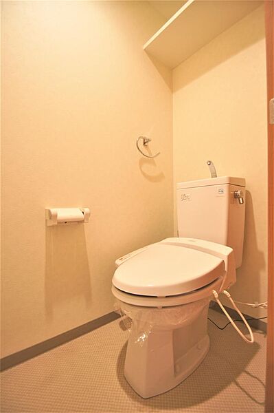 画像14:トイレは温水洗浄機能付きです。上部に小棚もあります。
