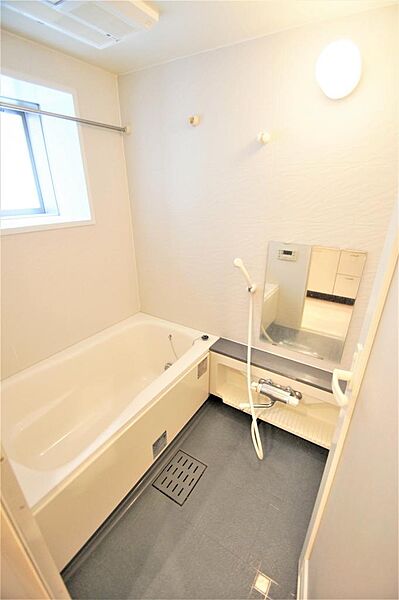 画像13:鏡・小窓・追焚機能付きのお風呂です。