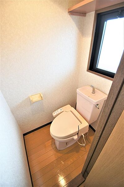 画像13:トイレは温水洗浄機能付きです。小棚があり、トイレットペーパーなど置けます。