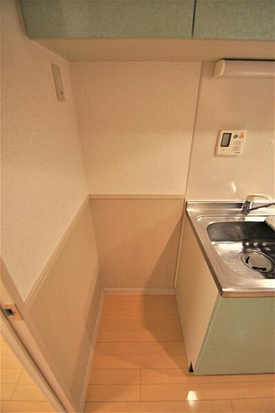 画像13:シンク横に冷蔵庫置き場があります。