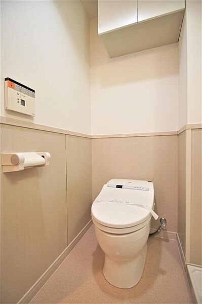 画像15:トイレは温水洗浄機能付きです。上部には収納もあります。