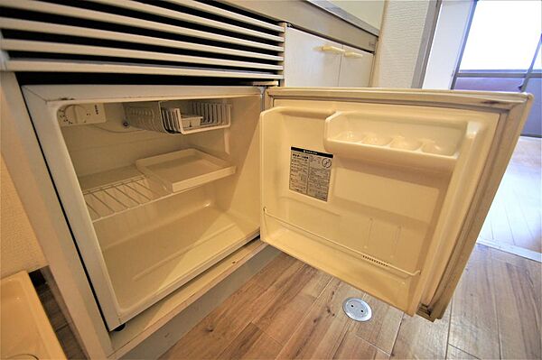 画像16:キッチンにはミニ冷蔵庫が備え付けております。