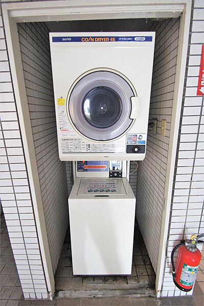 画像22:共用部にはコイン式洗濯機＆乾燥機があります。