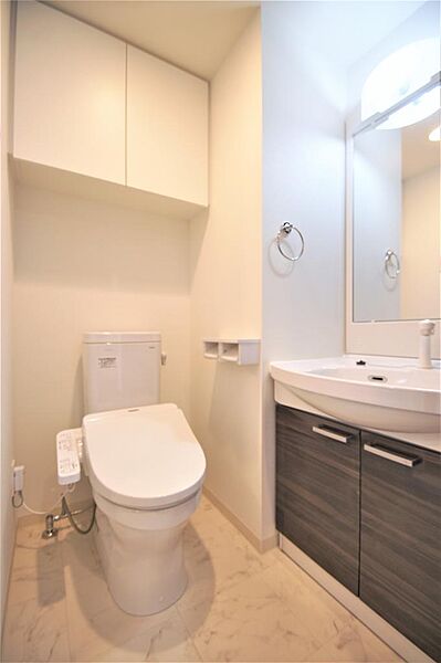 画像15:トイレは温水洗浄機能付きです。便利な収納棚もあります。